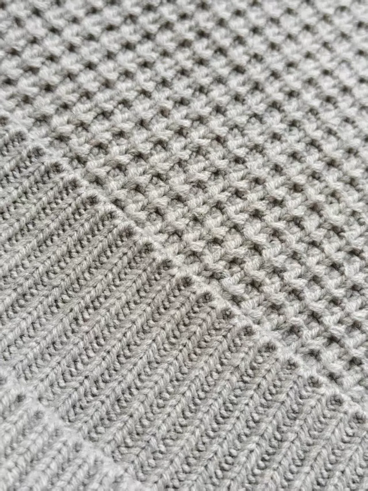 P550 Chrome Hearts cashmere waffle sweater. The main fabric is made of custom-woven and dyed cashmere and mulberry silk blended yarn. The whole dress takes nearly 200 minutes. The Chrome Hearts cross leather on both sides of the sleeves is genuine sheepskin. Hardware. The cross sheepskin is sewn by hand. The labor cost is extremely high. The back hardware accessories are molded and made to order. They are aged and oxidized. Size S M L